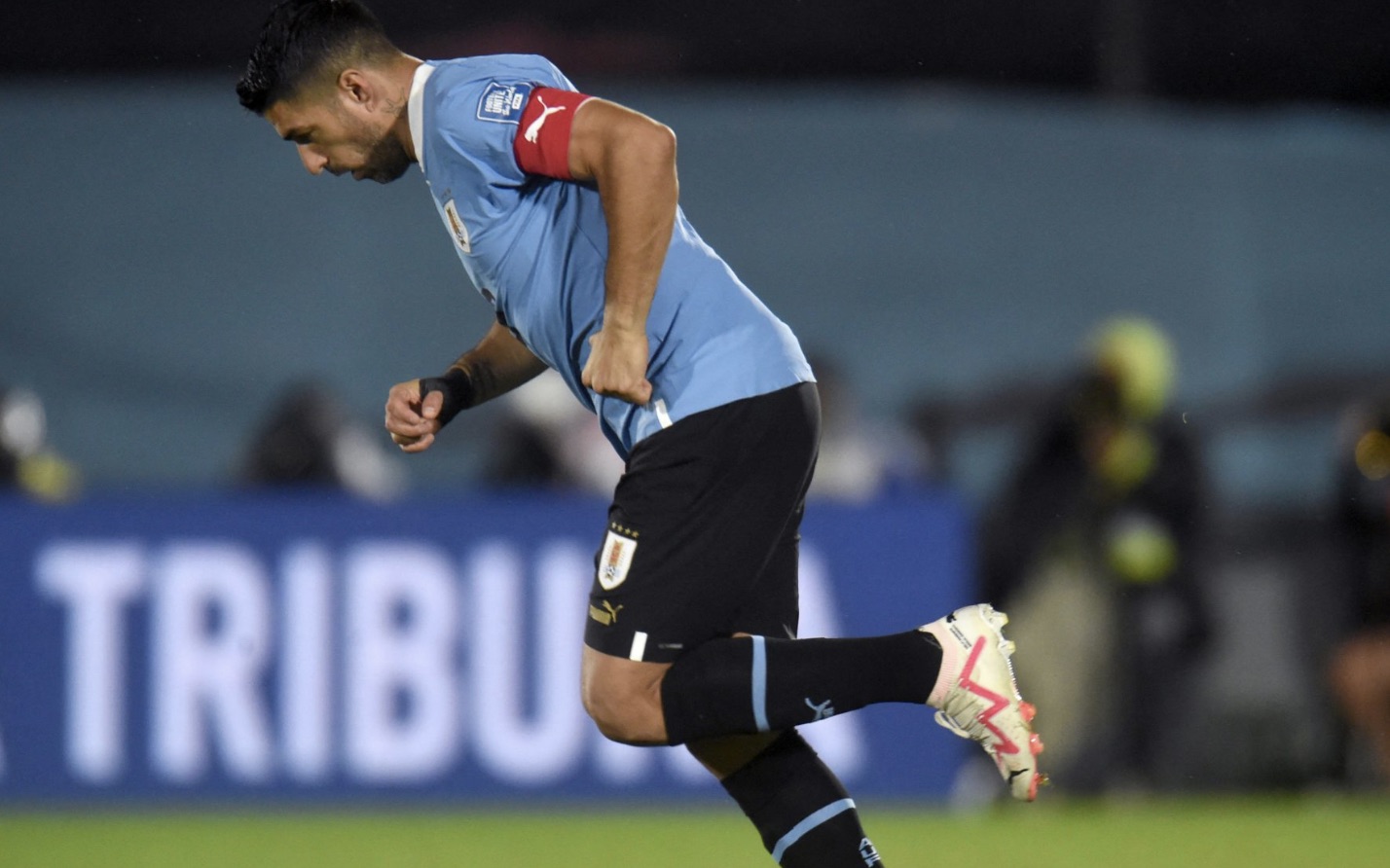 Lee más sobre el artículo Charrúas golearon a Bolivia en el mítico Centenario de Montevideo, 3-0